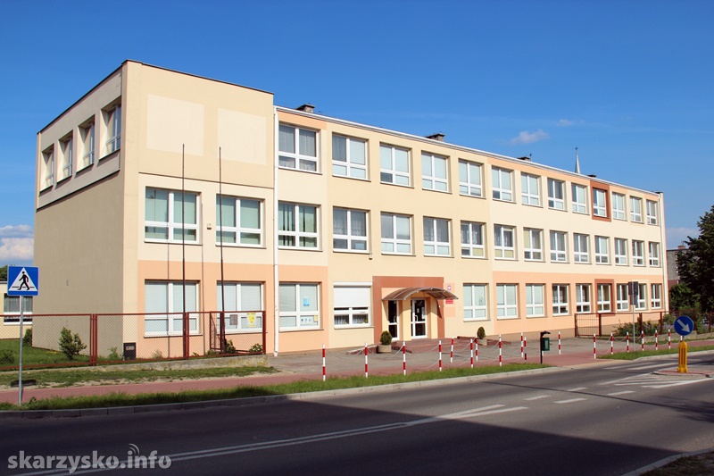 Gimnazjum Nr 2 Kamienna Góra Budynek po Gimnazjum nr 2 nową siedzibą Prywatnego Zespołu Szkół